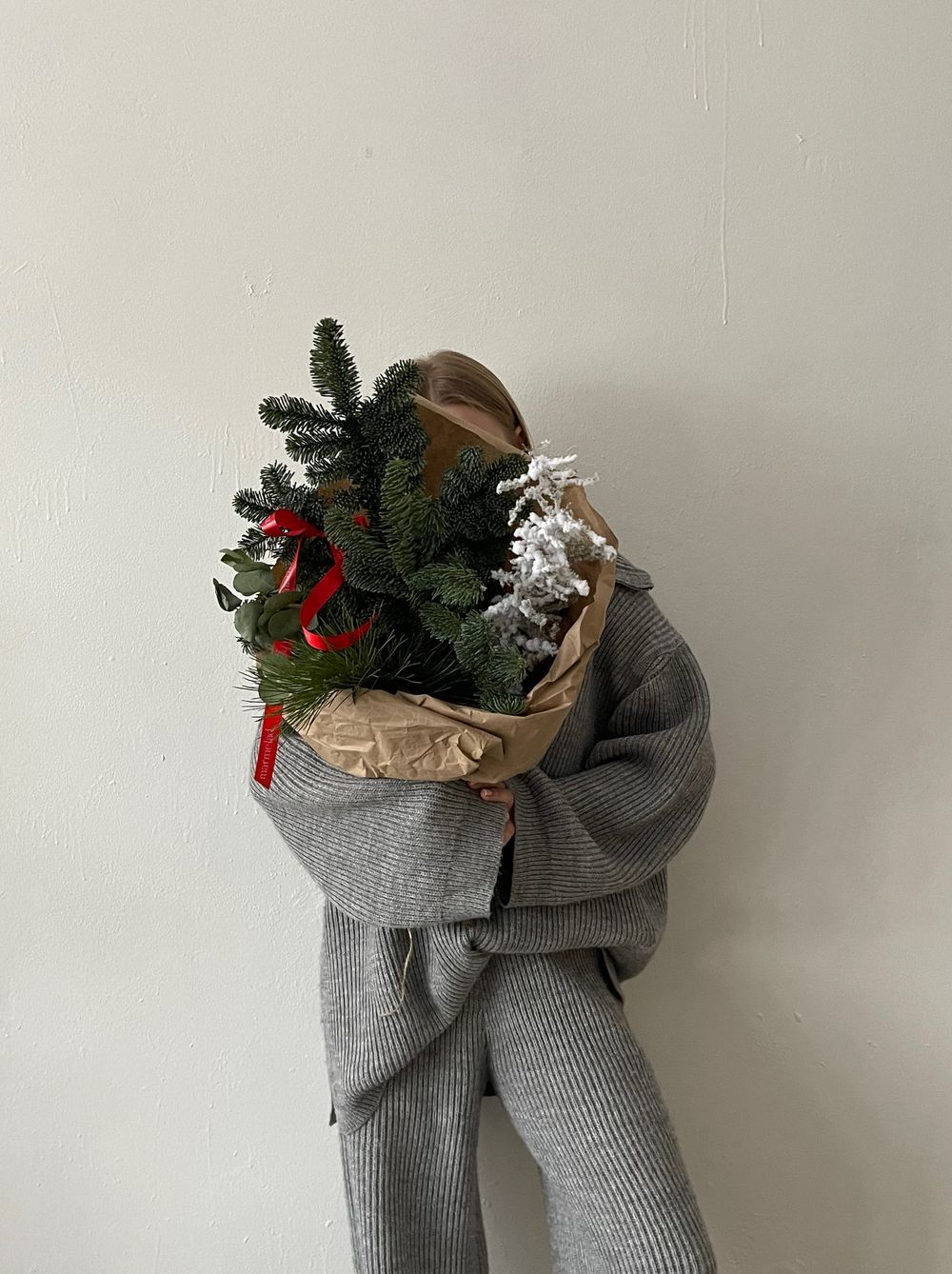 Букет из нобилиса, эвкалипта, кедра и заснеженной ветки