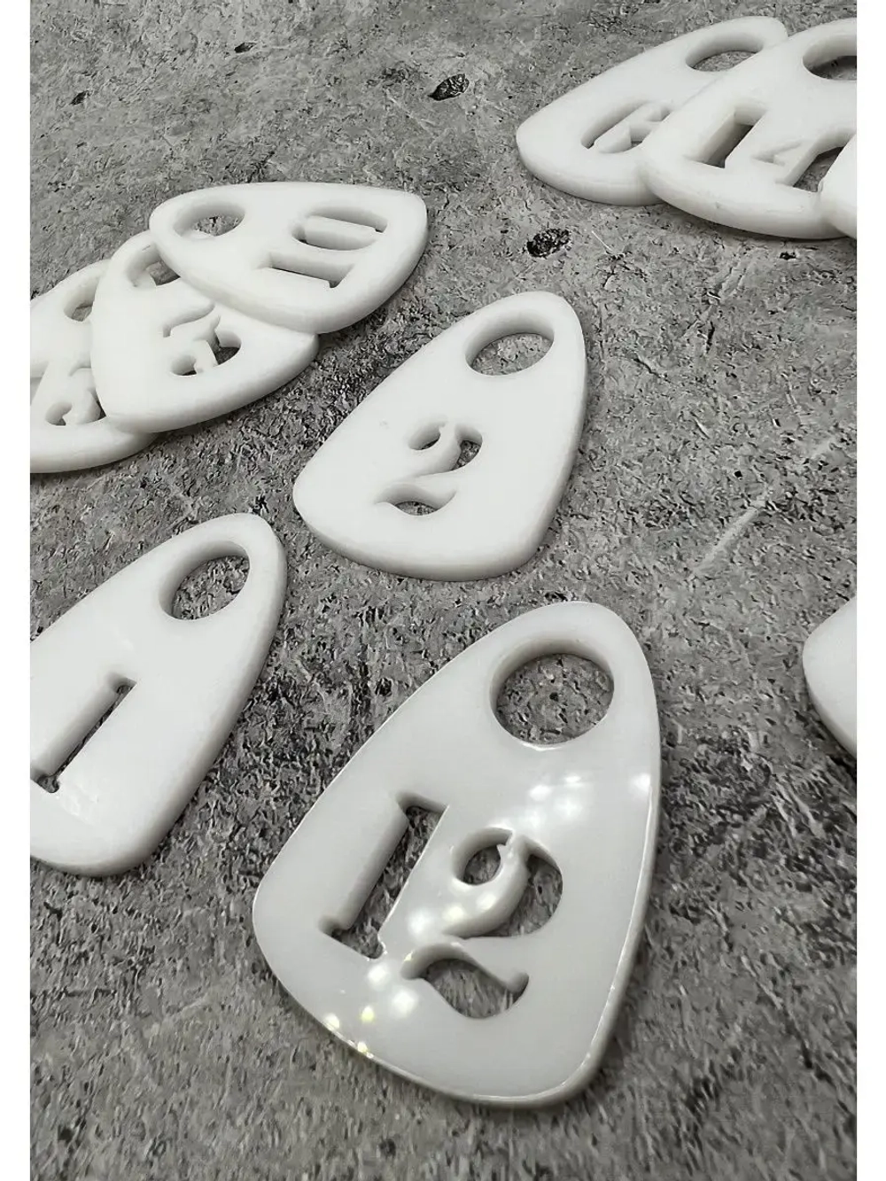 Номерки для гардероба прорезные пластик