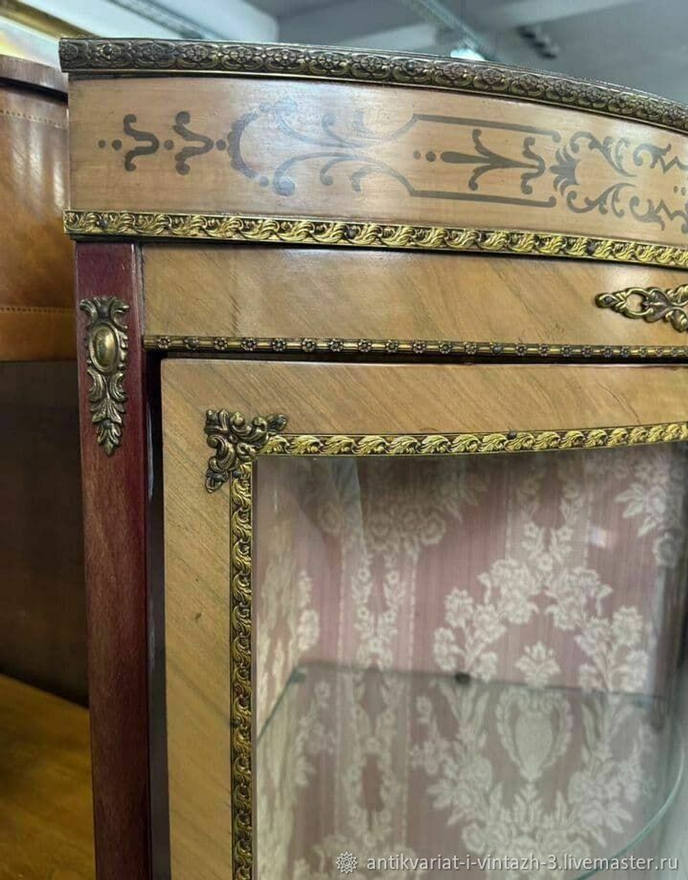 Угловая старинная витрина