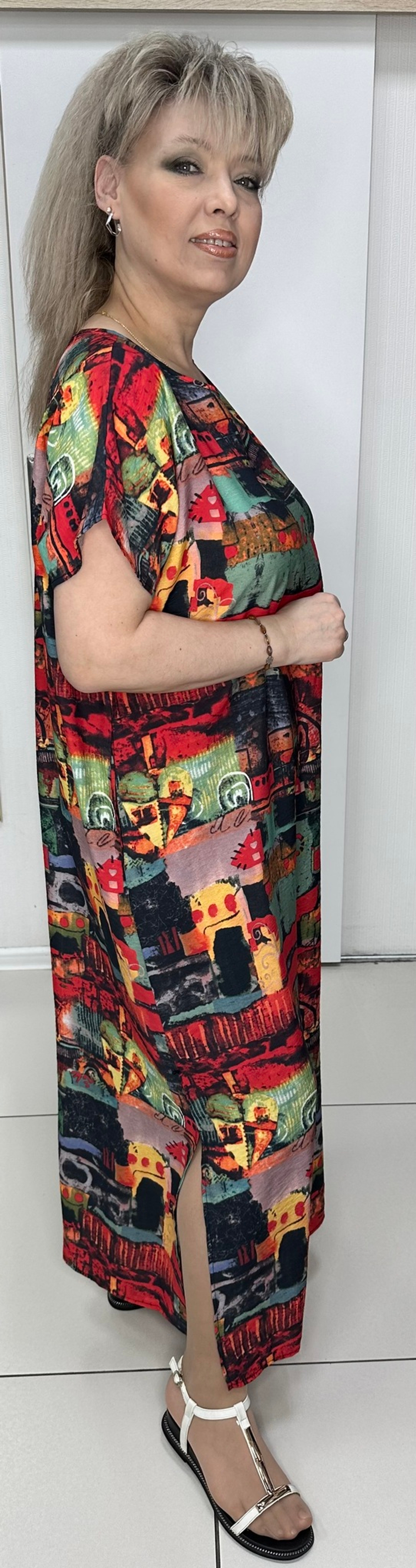 Длинное, яркое платье