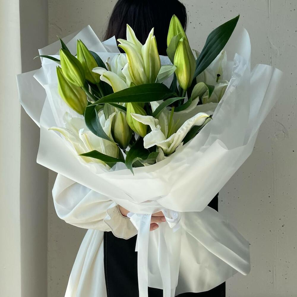 Букет из крупных лилий в дизайнерском оформлении