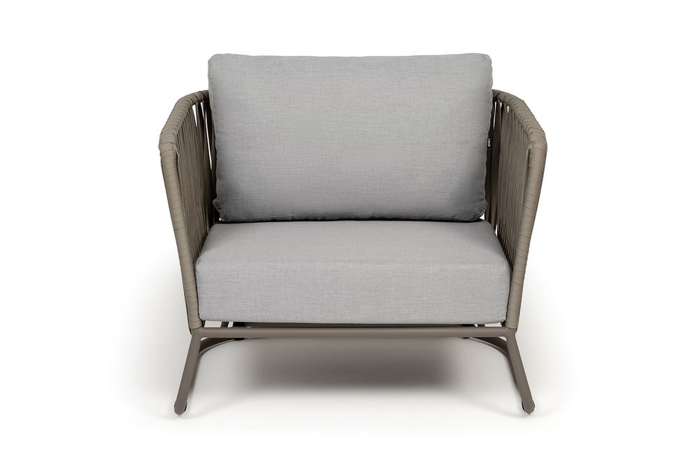 "Багамы" кресло плетеное из роупа, каркас алюминий бежево-серый (RAL7006) муар, роуп серо-коричневый 23мм, ткань светло-серая