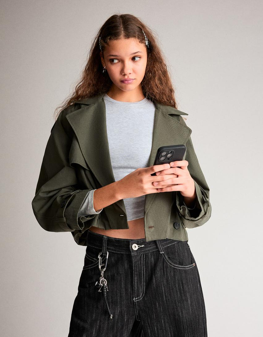 BERSHKA Короткая куртка-тренч с воздушным эффектом, хаки