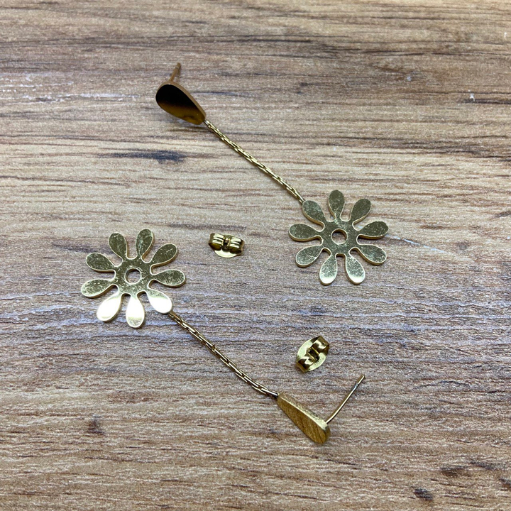 Серьги-гвоздики капля перевернутая жгутики Цветок 9-листник цвет золотистый