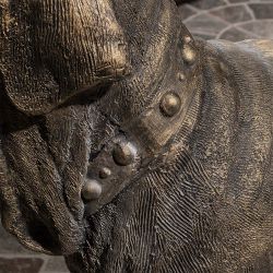 Садовая скульптура Сэр Ватсон в костюме