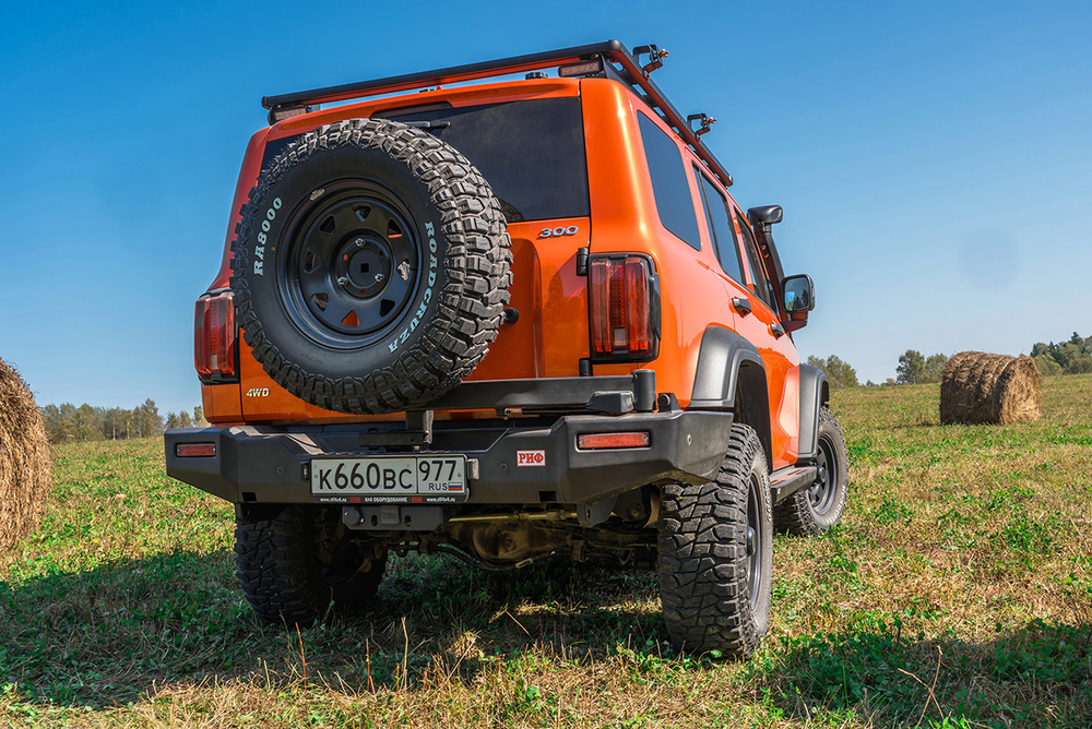 Бампер силовой задний TANK 300 с квадратом под фаркоп, калиткой и фонарями РИФ