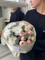 Авторский букет с хризантема, кустовая пионовидная роза и зелень эвкалипта в оформлении