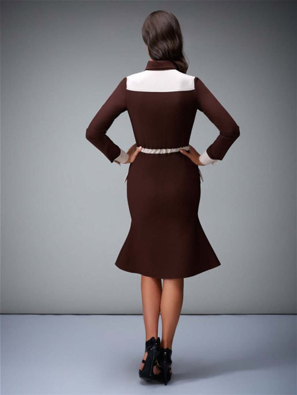 Платье с отложным воротничком коричневое с бежевой отделкой 08-03-19FW