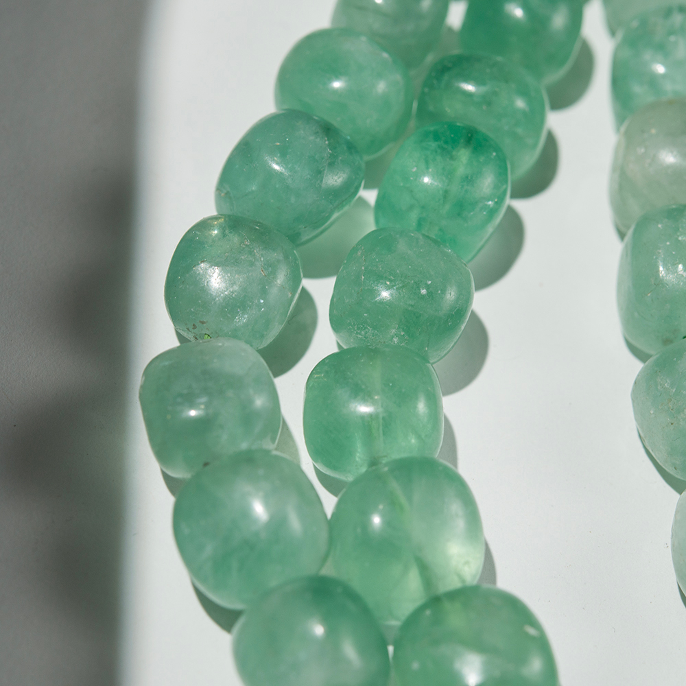 Зеленый флюорит натуральный, фриформ, 14,5-18*15-17мм