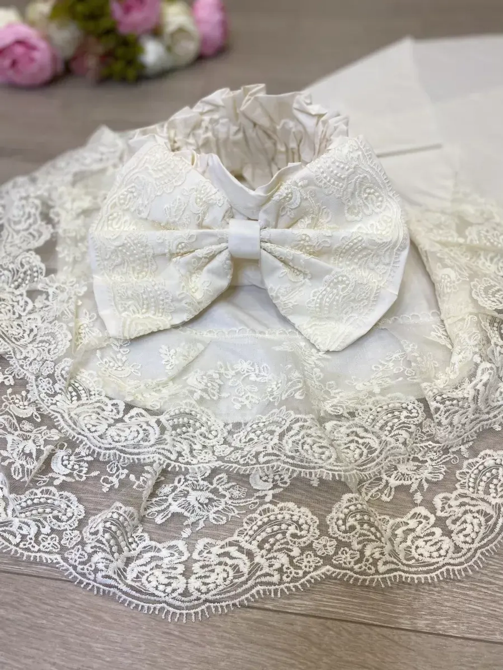 Кружевной уголок и бант на выписку