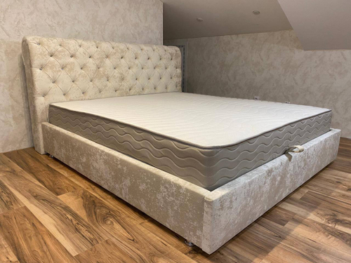 Кровать с высоким изголовьем