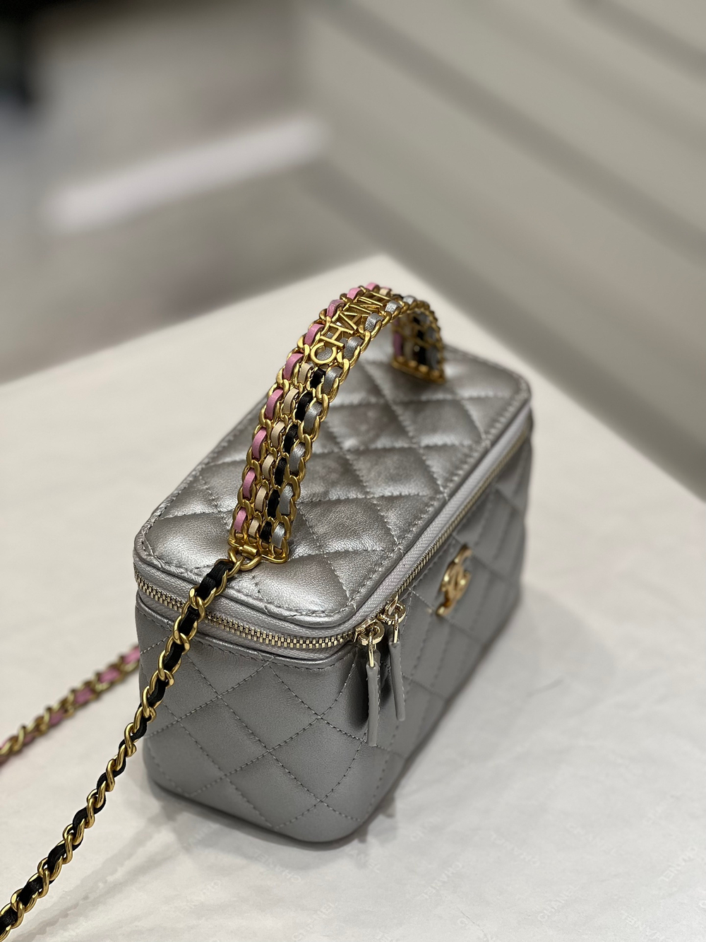 Chane1 Vanity with Chain