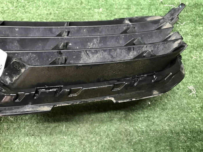 Решетка переднего бампера VW Touareg 2 NF (14-18)