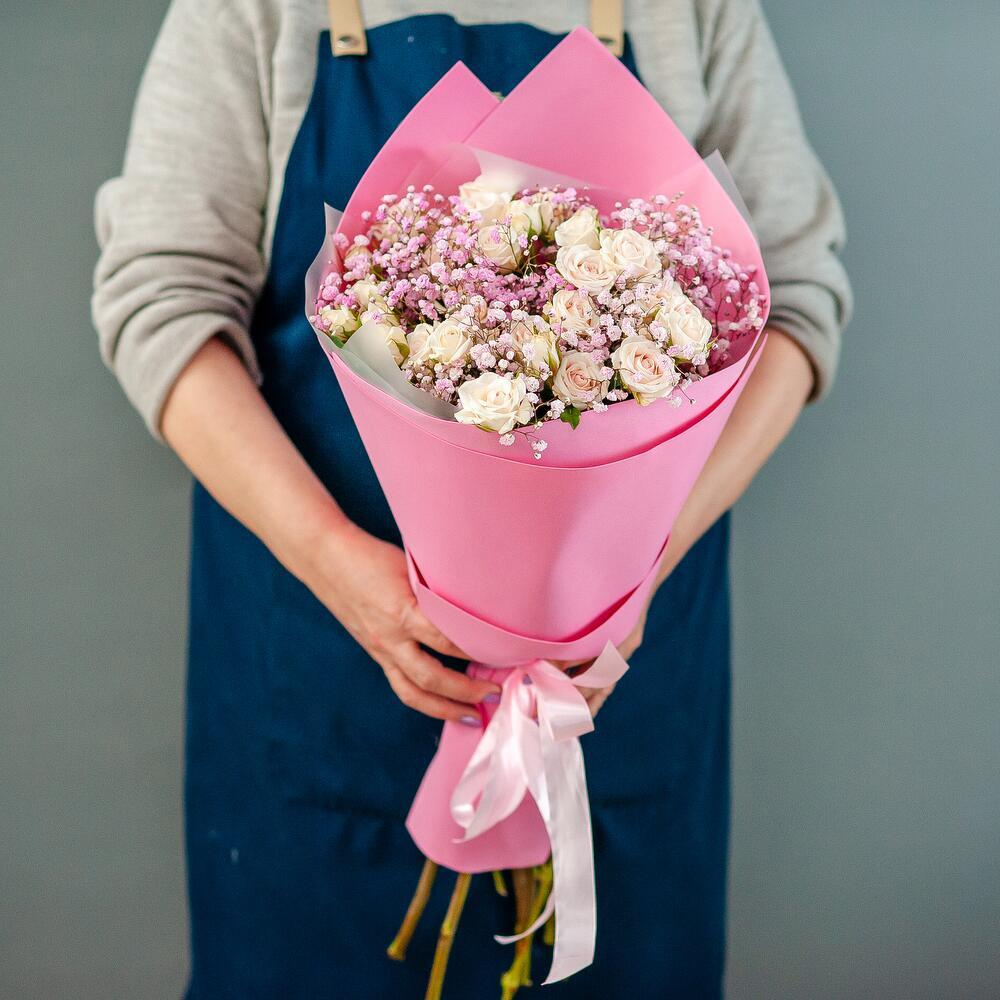 Букет с кустовой розой и гипсофилой в розовых цветах