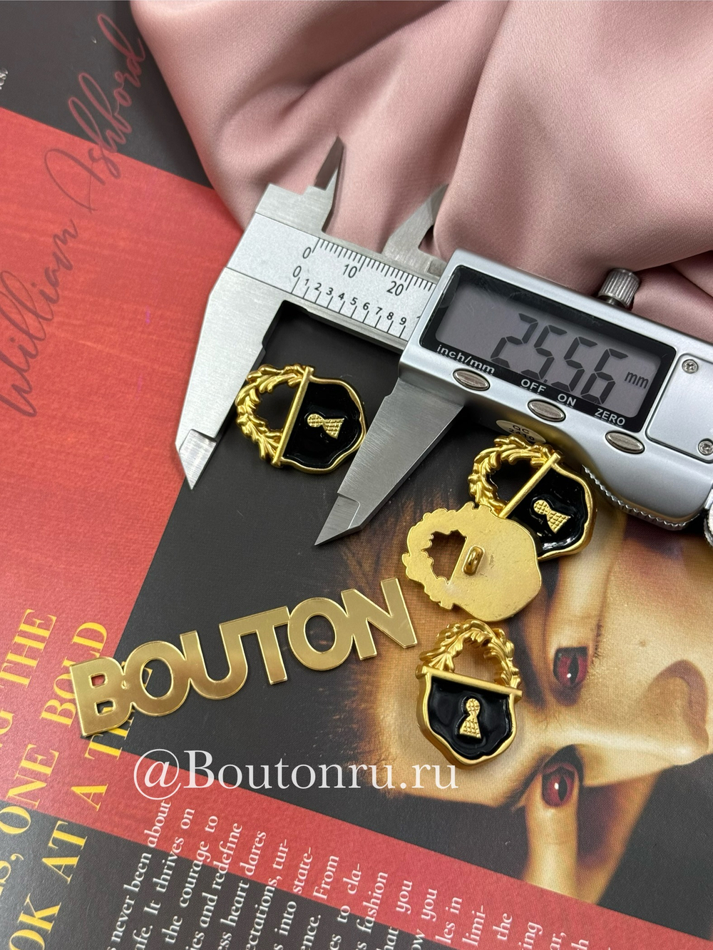 Пуговицы Скиап. золотистые с черной эмалью в виде замка