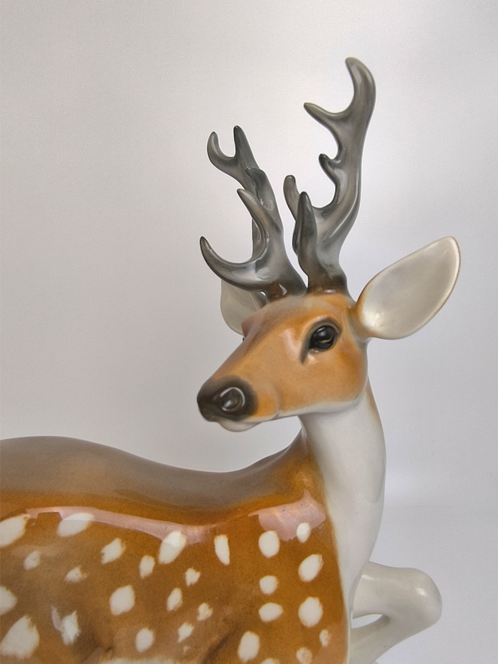 Фарфоровая статуэтка "Олень Серый Глаз" ЛФЗ