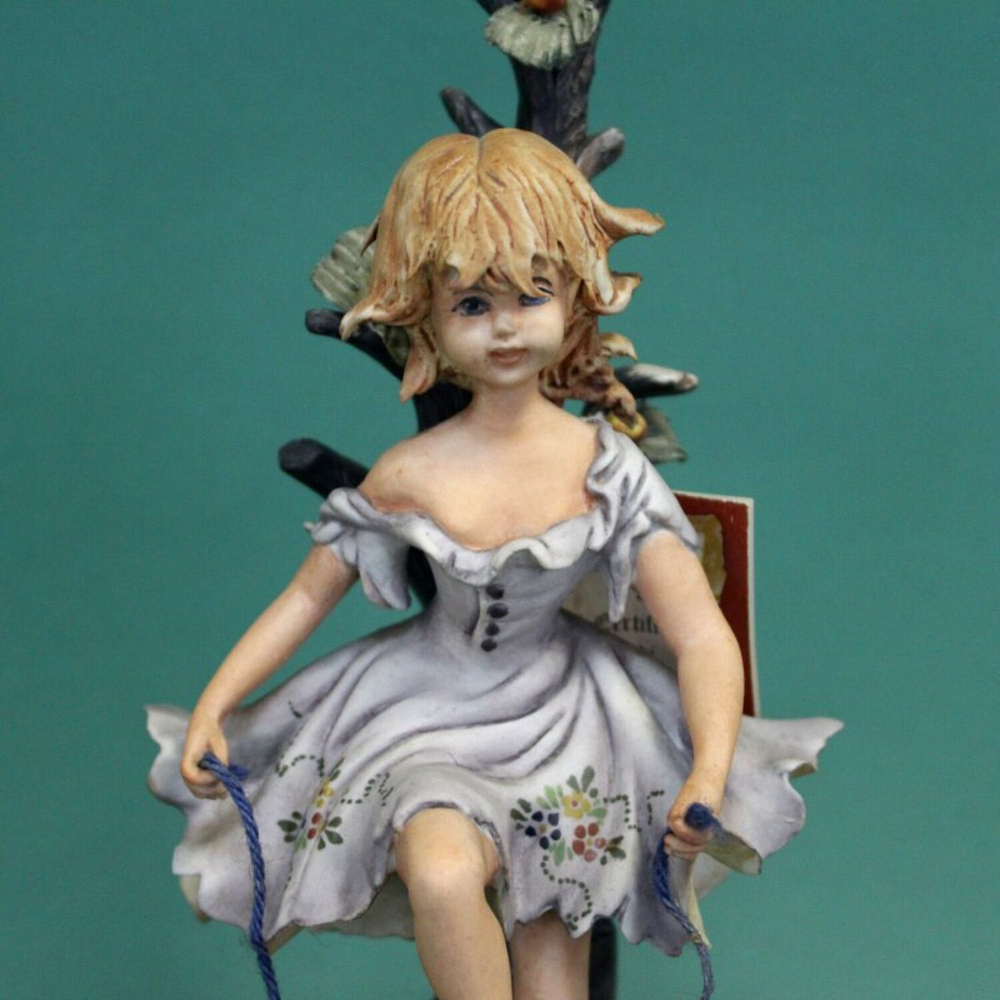 Фарфоровая мануфактура Capodimonte "Девочка со скакалкой"