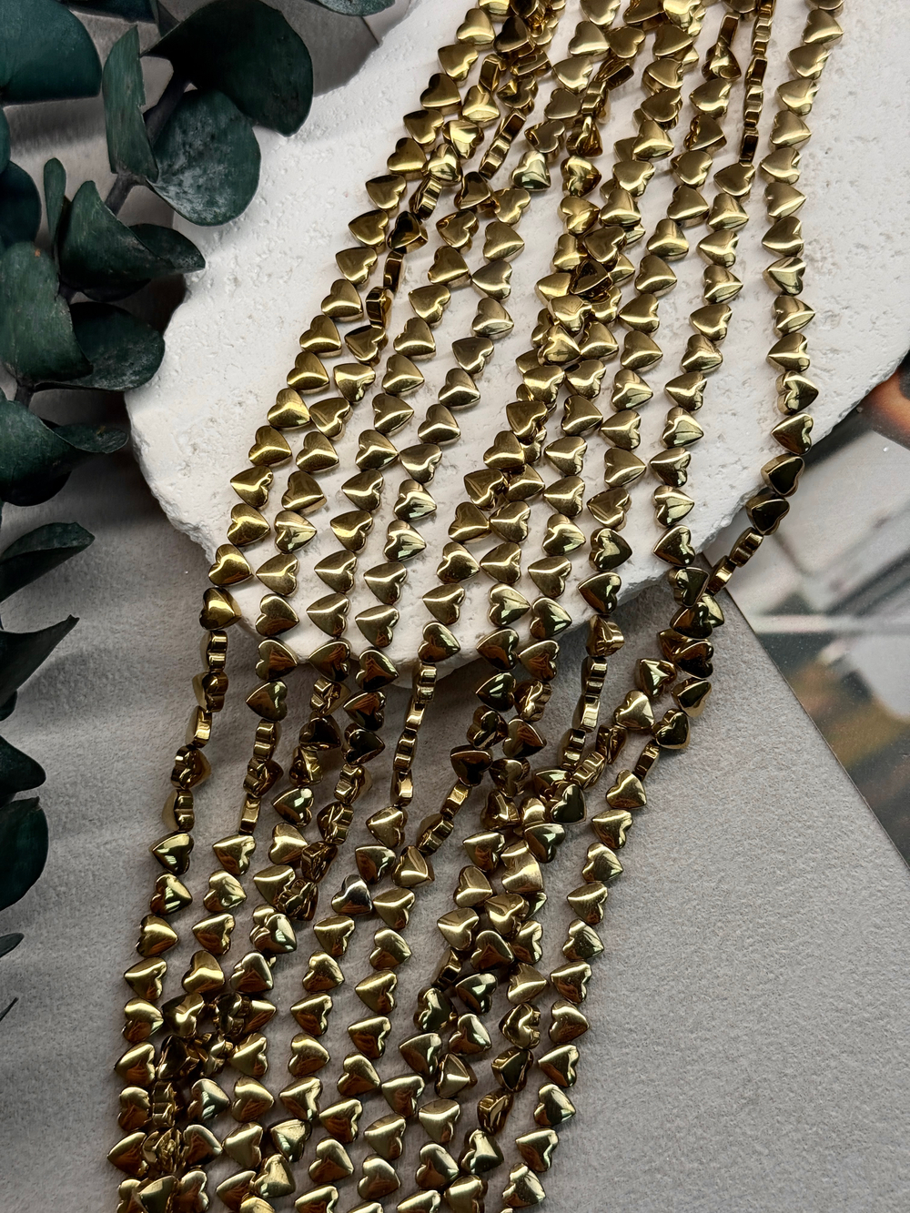 Гематит сердце, золото, 6 мм, нить 40 см