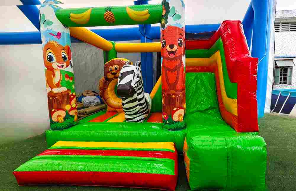 Коммерческий надувной батут «Мини джунгли» с горкой, 4*3,5*2,6 м.