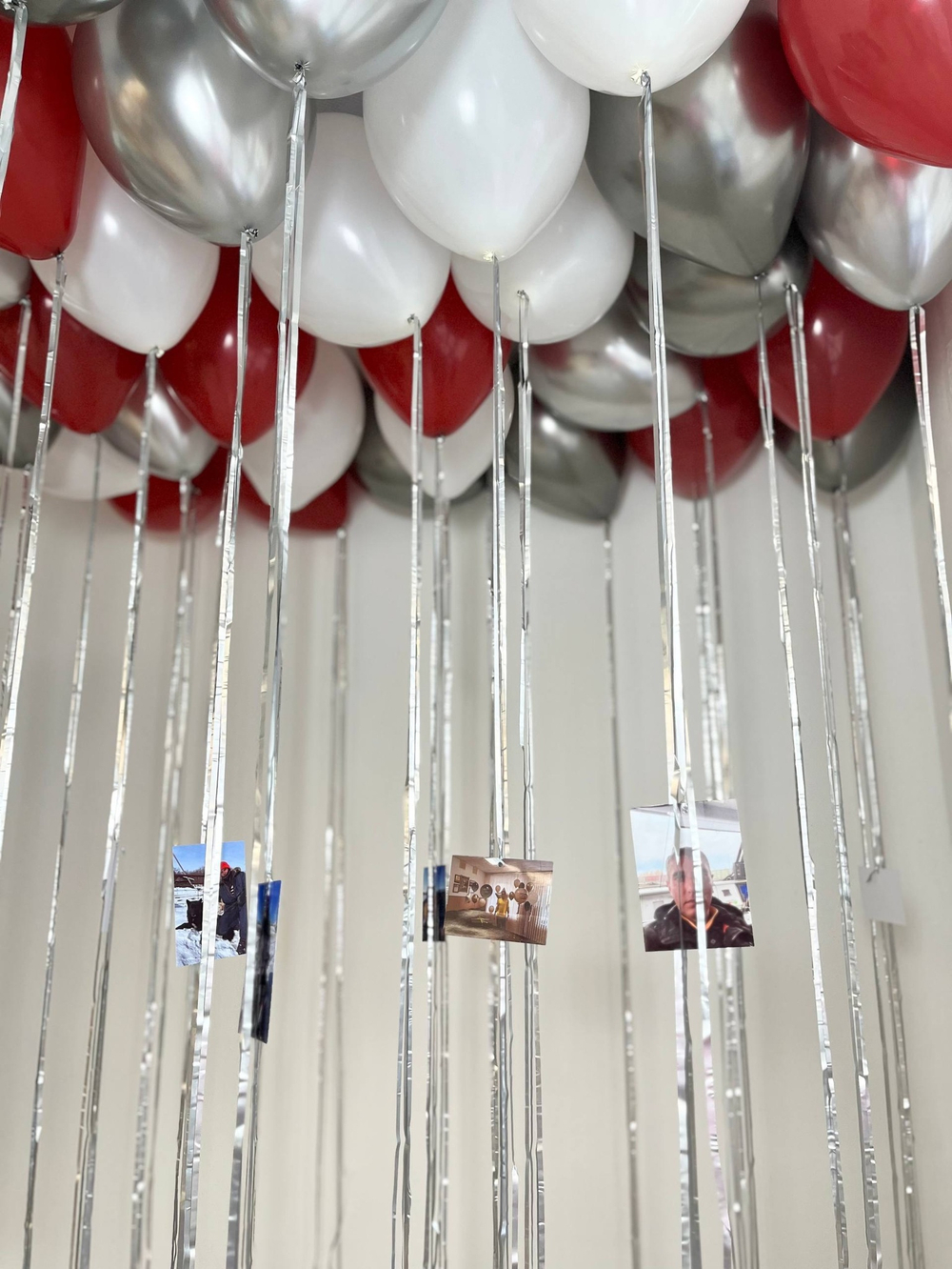 Воздушные шары под потолок красный/белый/серебро с фото №3427