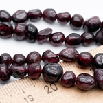 Гранат альмандин бусины, фриформ, размер около 6,5-7,5 мм, цена за отрезок 19 см (1/2 нити)