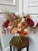 Свадебный букет из одноголовых роз, кортадерии, рускуса и лизиантуса