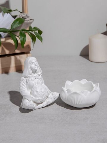 Триединая богиня с луной и подсвечник Лотос