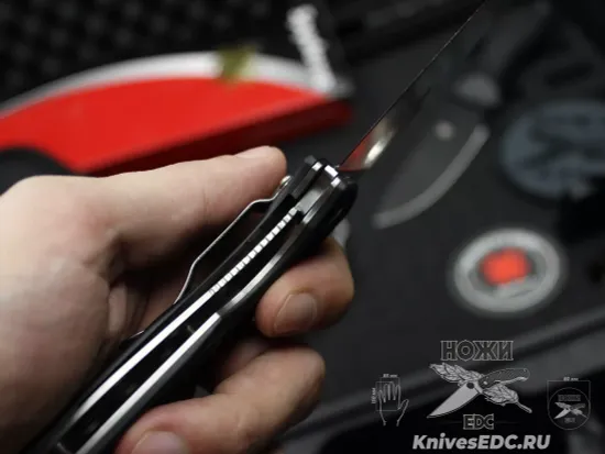 Нож складной Spyderco Resilience Lightweight 142PBK c клинком из стали 8Cr13MoV, рукоять FRN