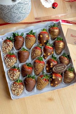 Набор клубники в шоколаде "Золотое мерцание"