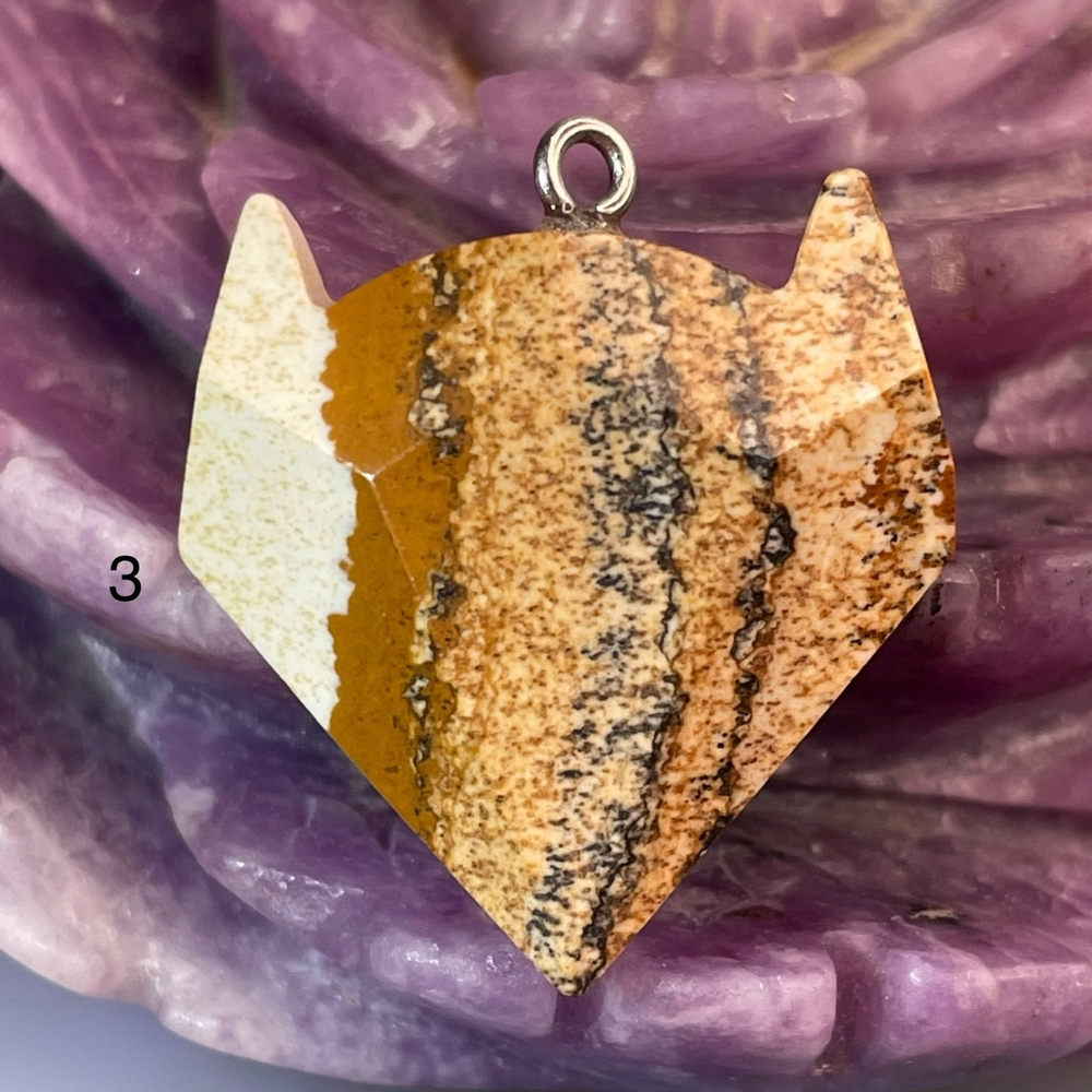 47856 Яшма песочная Кулон Лиса граненый 26*28мм