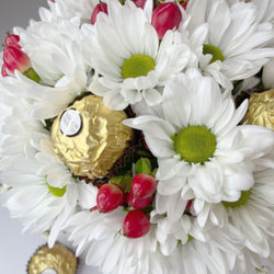 Сладкий букет из хризантемы, гипсофилы и конфет Ferrero Rocher в стаканчике "Жемчужина"