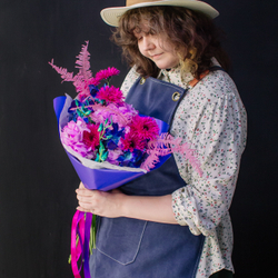 29. Неоновый авторский букет с гермини и орхидеей