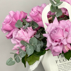 «Магия Цвета» французские розы с эвкалиптом в сумке