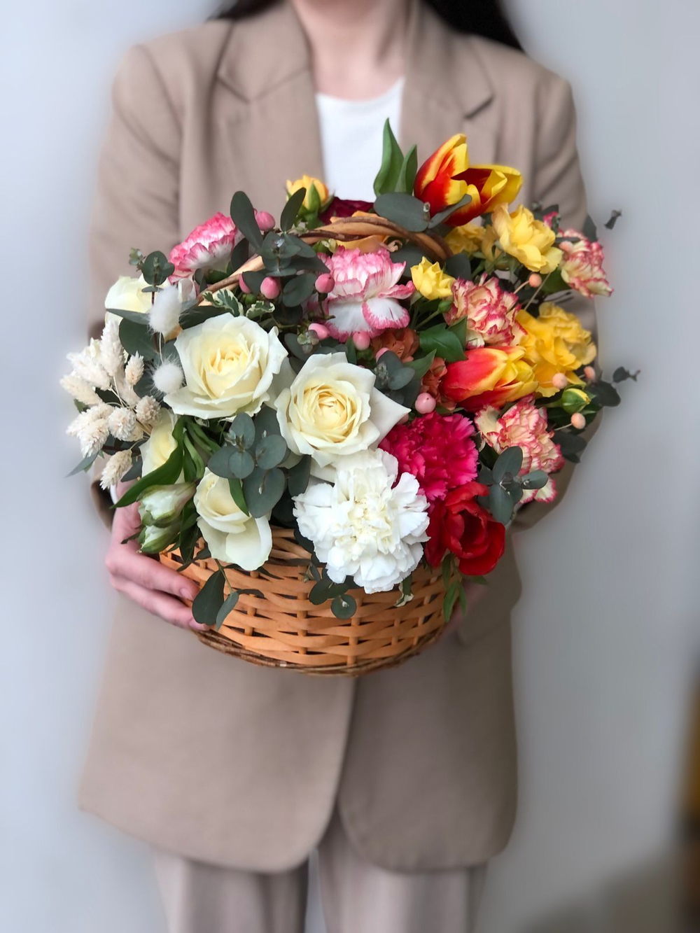 Цветы в корзине Счастье в руках