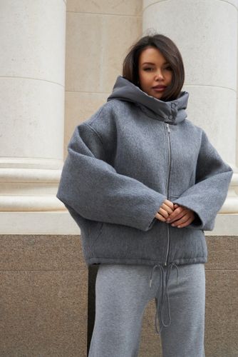 Утепленная серая куртка с капюшоном