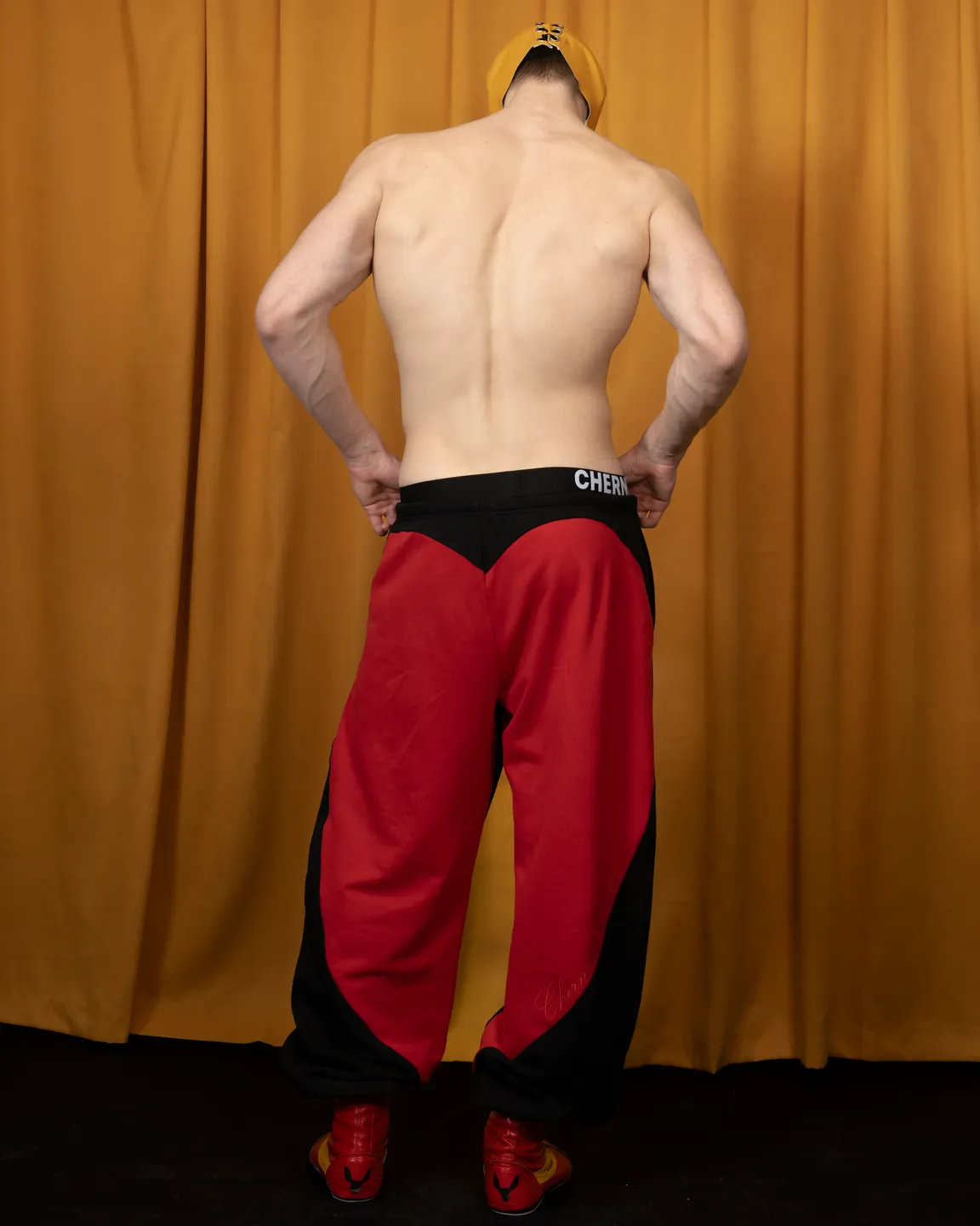 Черно-красные брюки 