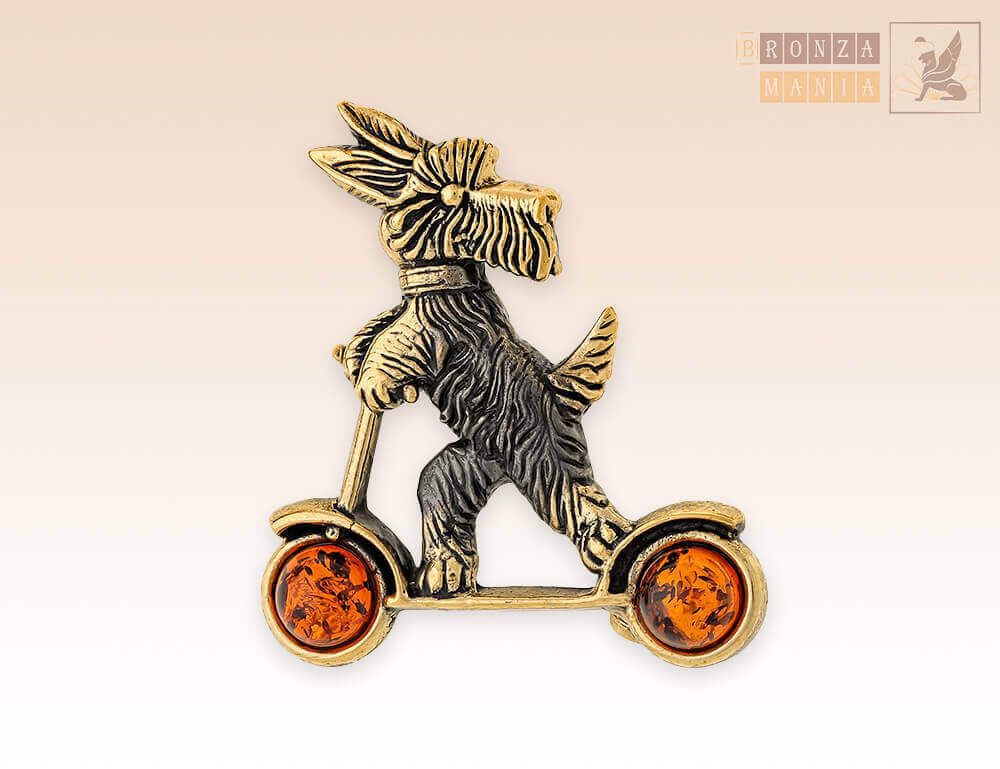 брошь Терьер на самокате