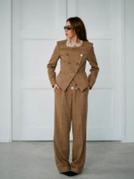 Жакет карамель приталенный с акцентными пуговицами