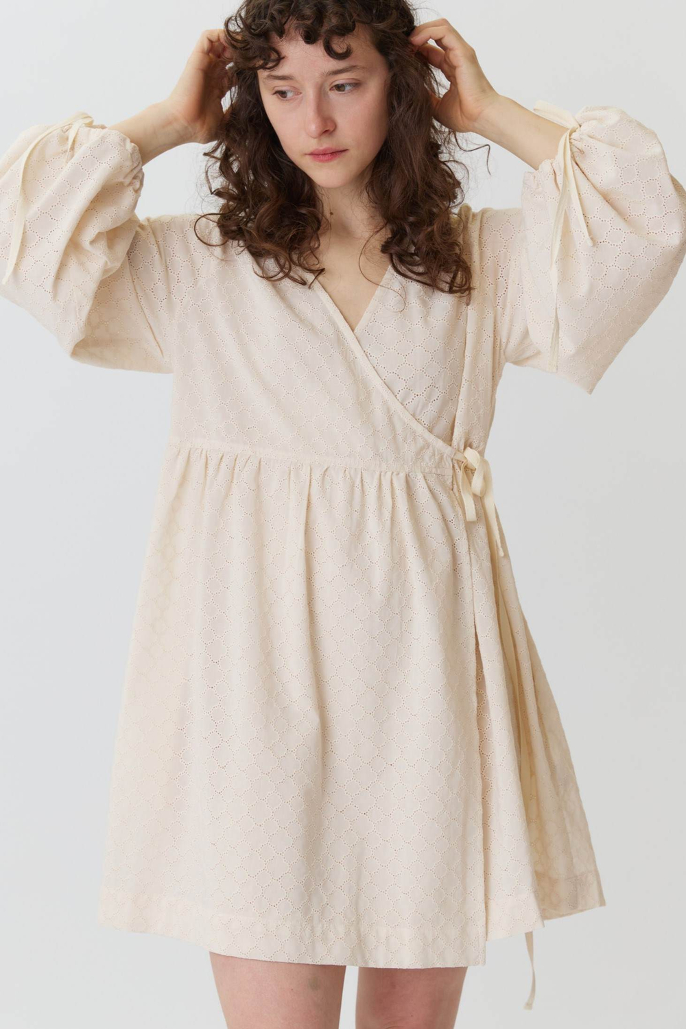 Платье на запах с широкими рукавами длины мини из молочного шитья