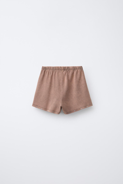 ZARA ШОРТЫ-БЕРМУДЫ С ЭФФЕКТОМ ПОТЕРТОСТИ И ЗАКЛЕПКАМИ, КОРИЧНЕВЫЙ