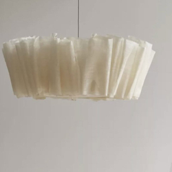 Лаконичный подвесной светильник с мягким текстильным абажуром и теплым рассеянным светом.