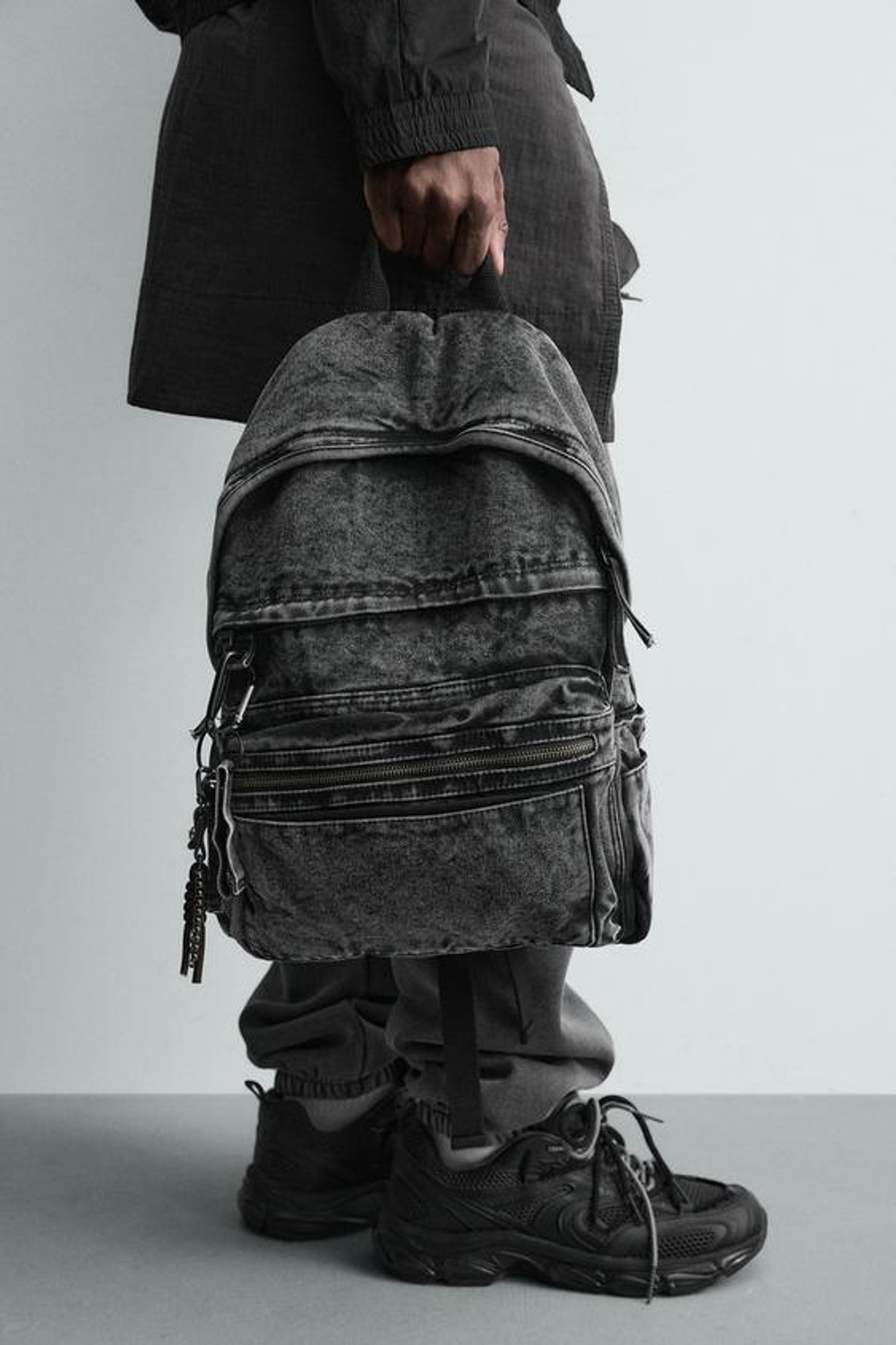 ZARA ДЖИНСОВЫЙ РЮКЗАК С ЭФФЕКТОМ ПОТЕРТОСТИ, ЧЕРНЫЙ