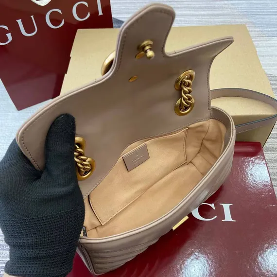 Стеганая мини-сумка Gucci GG Marmont бежевый