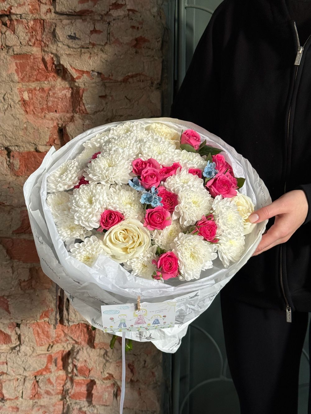 Букет из кустовой пионовидной розы, одноголовых роз, оксипеталума и хризантемы