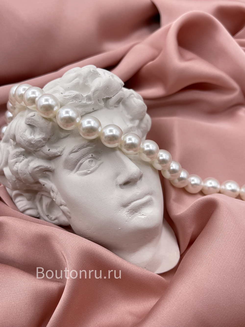 Жемчуг белый на нити