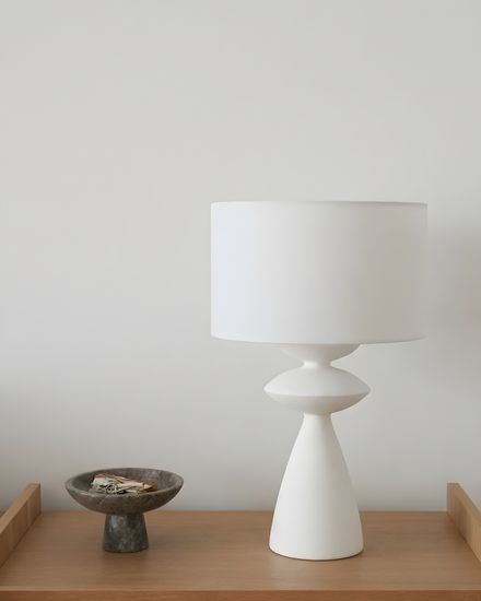 Белая настольная лампа “Анза”