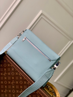 Louis Vuitton Takeoff Messenger