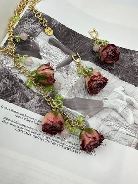 Серьги "Розы" бутоны натуральных роз в приглушенном розово-фуксийном оттенке и кварцы,оттенок золото