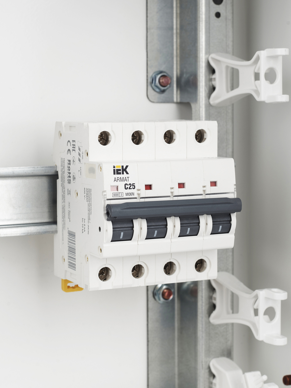 ARMAT Автоматический выключатель M06N 4P C 25А IEK