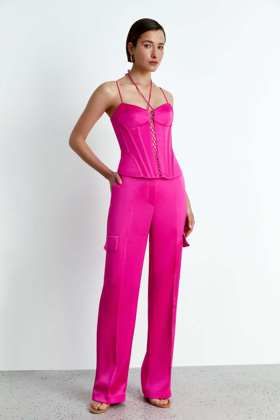 Брюки прямого кроя из сатина с накладными карманами